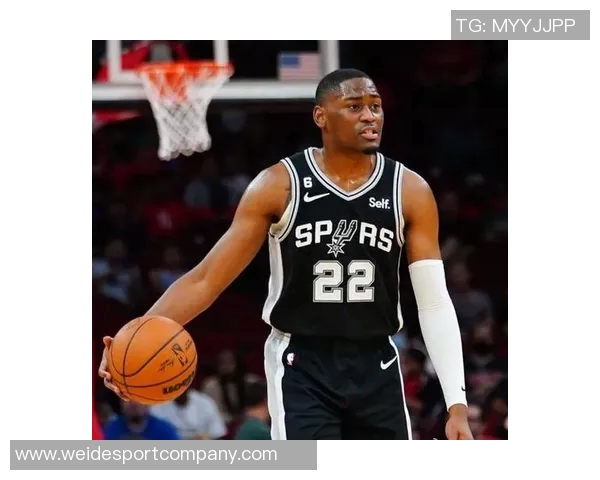 哈珀赞文班亚马全能表现其打法时而似控卫展现多面才华